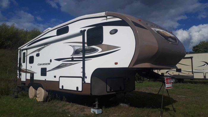 FIFTH WHEEL CROSSROADS CRUISER CF27 2012 30 PIEDS