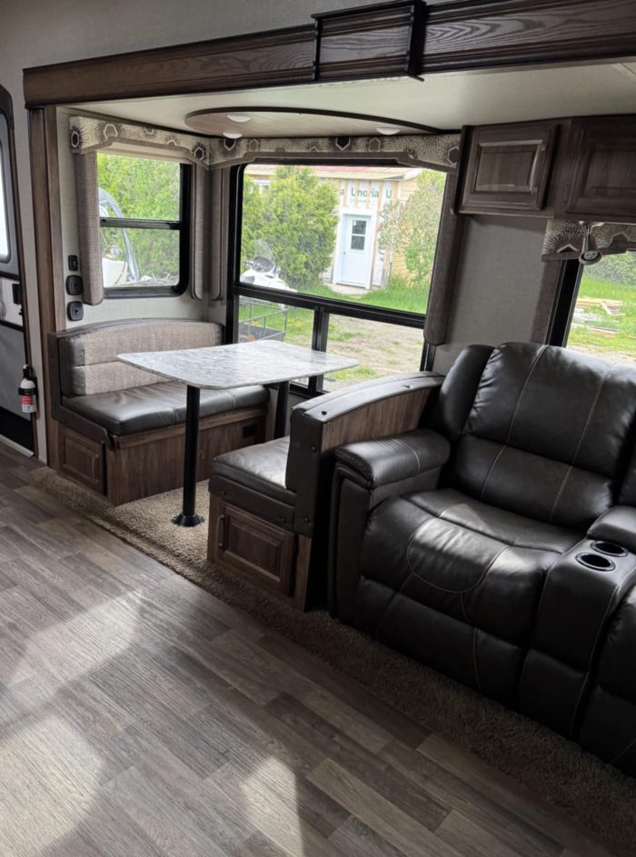 FIFTH WHEEL KEYSTONE COUGAR 336BH 2017 37 PIEDS 4 EXTENSIONS CUISINE EXTÉRIEUR (Copie) (Copie) – Image 4