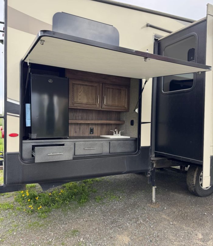 FIFTH WHEEL KEYSTONE COUGAR 336BH 2017 37 PIEDS 4 EXTENSIONS CUISINE EXTÉRIEUR (Copie) (Copie) – Image 3