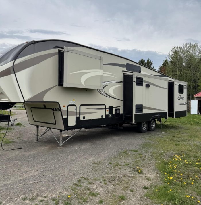 FIFTH WHEEL KEYSTONE COUGAR 336BH 2017 37 PIEDS 4 EXTENSIONS CUISINE EXTÉRIEUR (Copie) (Copie)