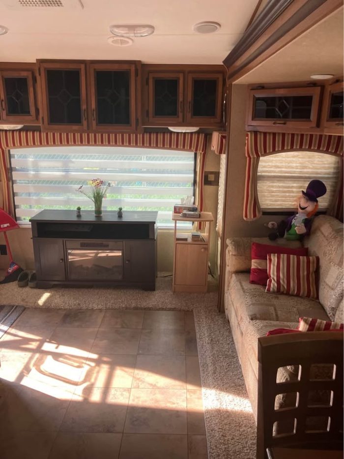 SET UP SUR TERRAIN DE CAMPING FIFTH WHEEL CROSSROADS CRUISER SAHARA 2012 – Image 3