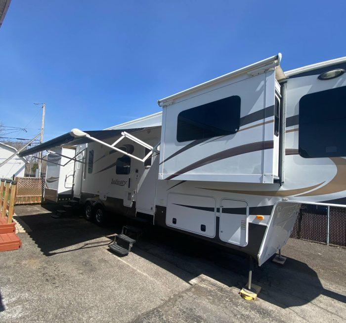 FIFTH WHEEL DUTCHMEN INFINITY 3855FL 2013 42 PIEDS 5 EXTENSIONS SALON AVANT – Image 3