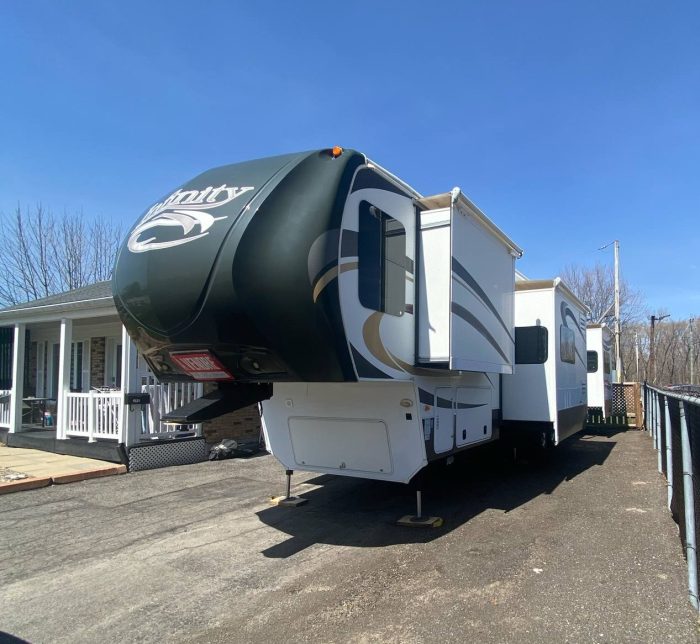 FIFTH WHEEL DUTCHMEN INFINITY 3855FL 2013 42 PIEDS 5 EXTENSIONS SALON AVANT – Image 2