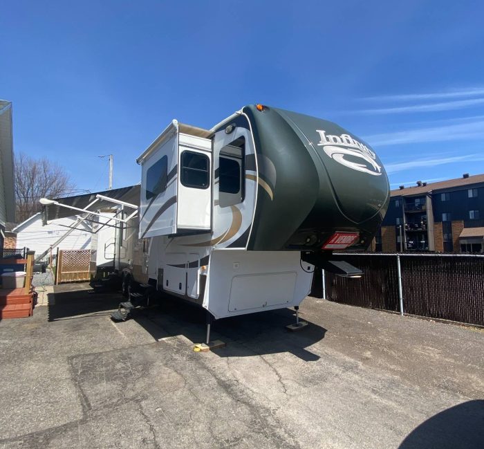 FIFTH WHEEL DUTCHMEN INFINITY 3855FL 2013 42 PIEDS 5 EXTENSIONS SALON AVANT