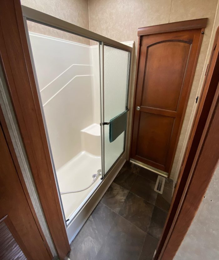 FIFTH WHEEL DUTCHMEN INFINITY 3855FL 2013 42 PIEDS 5 EXTENSIONS SALON AVANT – Image 25