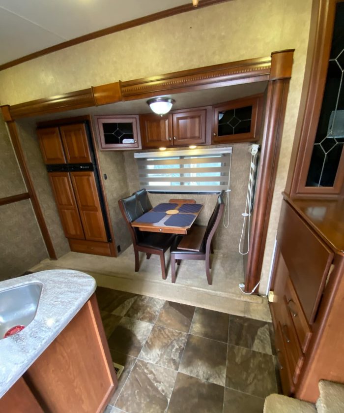 FIFTH WHEEL DUTCHMEN INFINITY 3855FL 2013 42 PIEDS 5 EXTENSIONS SALON AVANT – Image 7