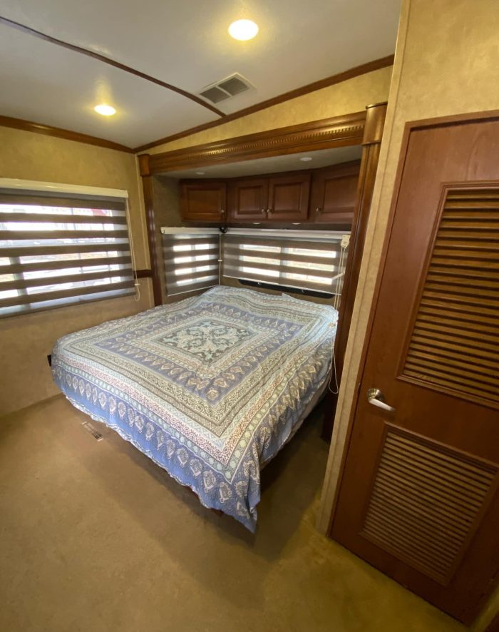 FIFTH WHEEL DUTCHMEN INFINITY 3855FL 2013 42 PIEDS 5 EXTENSIONS SALON AVANT – Image 13