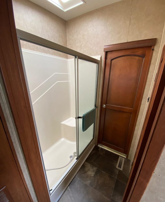 FIFTH WHEEL DUTCHMEN INFINITY 3855FL 2013 42 PIEDS 5 EXTENSIONS SALON AVANT – Image 16