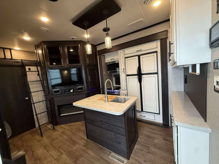 FIFTH WHEEL JAYCO TALON 405T 2021 CARGO GARAGE 8 X 11 PIEDS 42 PIEDS – Image 2