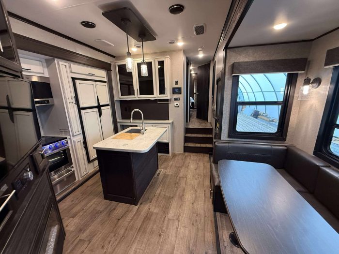 FIFTH WHEEL JAYCO TALON 405T 2021 CARGO GARAGE 8 X 11 PIEDS 42 PIEDS – Image 4