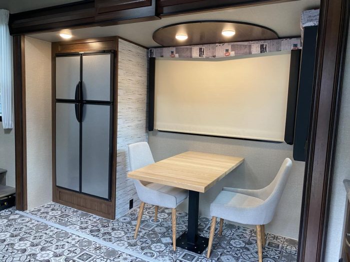 FIFTH WHEEL KEYSTONE MONTANA HIGH COUNTRY 380TH 2018 41 PIEDS CARGO 5 X 10 PIEDS (Copie) – Image 9