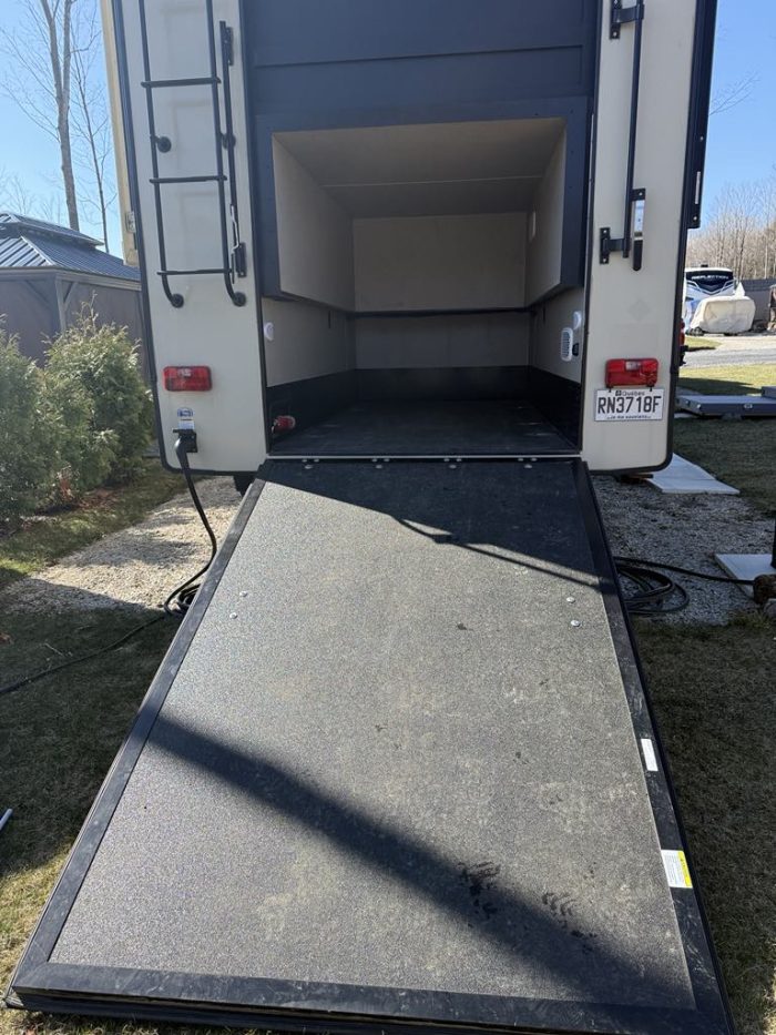 FIFTH WHEEL KEYSTONE MONTANA HIGH COUNTRY 380TH 2018 41 PIEDS CARGO 5 X 10 PIEDS (Copie) – Image 4