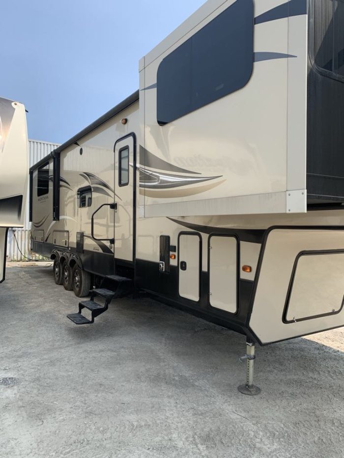 FIFTH WHEEL KEYSTONE MONTANA HIGH COUNTRY 380TH 2018 41 PIEDS CARGO 5 X 10 PIEDS (Copie) – Image 2