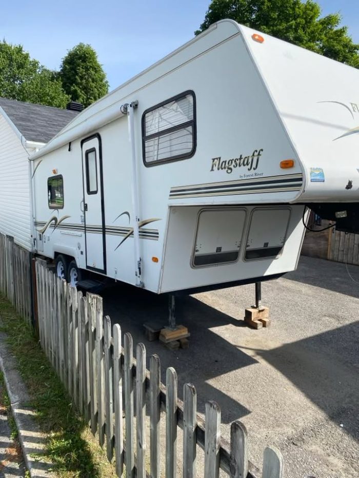 FIFTH WHEEL FOREST RIVER FLAGSTAFF MODÈLE FLF23 2001 23 PIEDS 3400 LBS