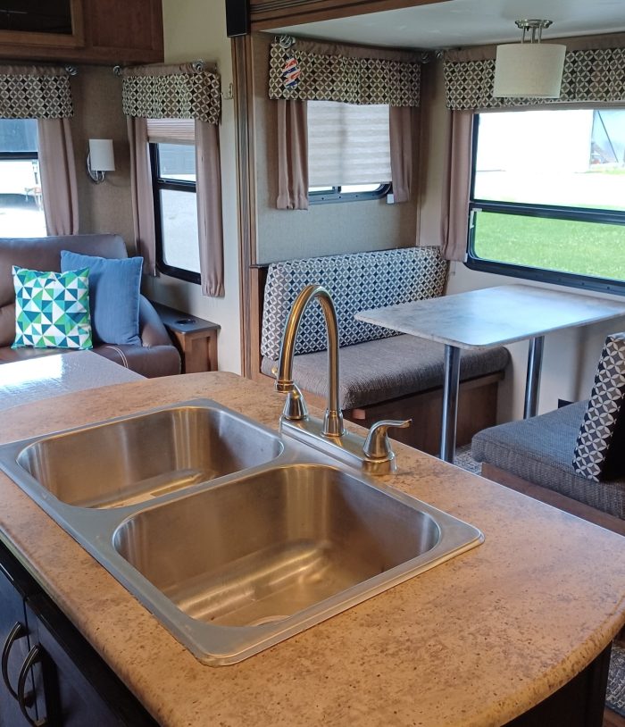 FIFTH WHEEL COACHMEN CHAPARRAL 28RLS 30,5 PIEDS 2018 3 EXTENSIONS 7900 LBS – Image 2