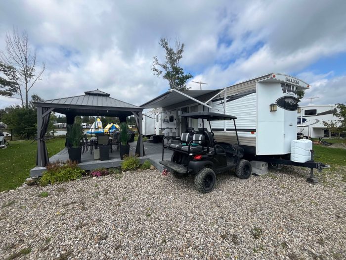 ROULOTTE DE PARC VILLA SALEM 2015 40 PIEDS AVEC SET UP AU CAMPING ATLANTIDE À ST-CALIXTE